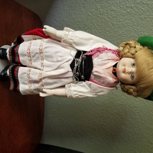 5 Collectible Dolls - Picture 7 of 7